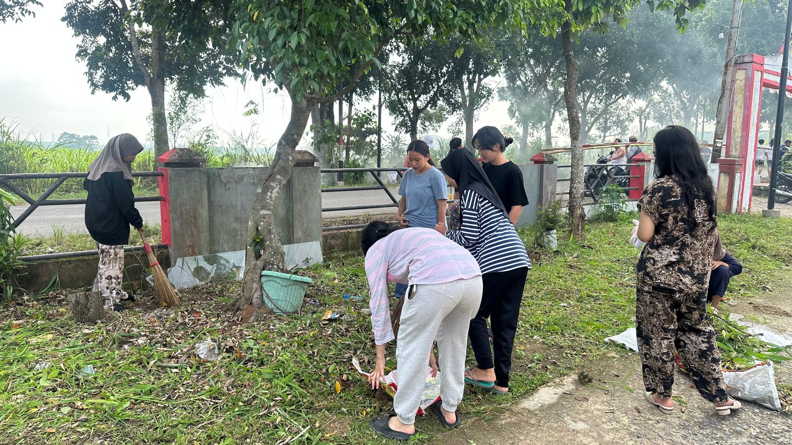 Gotong Royong Bersih Lingkungan
